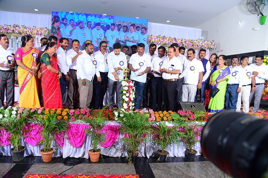 ನಂಜನಗೂಡಿನಲ್ಲಿ ಶನಿವಾರ ಆಯೋಜಿಸಿದ್ದ ಶಿಕ್ಷಕರ ದಿನಾಚರಣೆಯನ್ನು ಶಾಸಕ ದರ್ಶನ್ ಧ್ರುವನಾರಾಯಣ ಉದ್ಘಾಟಿಸಿದರು