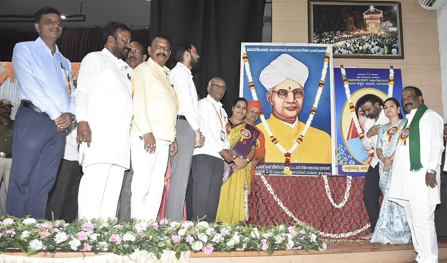 ಧಾರವಾಡದಲ್ಲಿ ಶನಿವಾರ ನಡೆದ ಶಿಕ್ಷಕರ ದಿನಾಚರಣೆಯಲ್ಲಿ ಗಣ್ಯರು .ಎಸ್‌.ರಾಧಾಕೃಷ್ಣನ್‌ ಮತ್ತು ಸಾವಿತ್ರಿ ಬಾಯಿಫುಲೆ ಅವರ ಭಾವಚಿತ್ರಗಳಿಗೆ ನಮನ ಸಲ್ಲಿಸಿದರು
