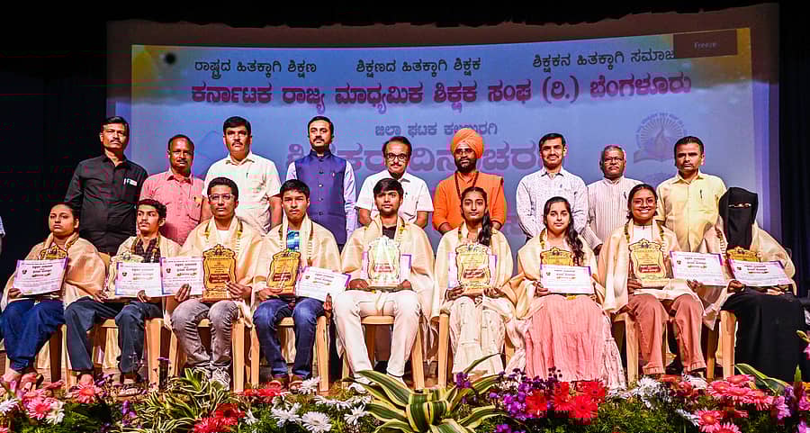 ಕಲಬುರಗಿಯಲ್ಲಿ ನಡೆದ ಕಾರ್ಯಕ್ರಮದಲ್ಲಿ ಪ್ರತಿಭಾವಂತ ವಿದ್ಯಾರ್ಥಿಗಳಿಗೆ ಪ್ರತಿಭಾ ಪುರಸ್ಕಾರ ಮಾಡಲಾಯಿತು. ಪೊಲೀಸ್ ಕಮಿಷನರ್ ಶರಣಪ್ಪ ಎಸ್.ಡಿ., ಎಚ್ಕೆಇ ಸೊಸೈಟಿ ಅಧ್ಯಕ್ಷ ಶಶೀಲ್ ಜಿ. ನಮೋಶಿ, ಸಿದ್ಧಲಿಂಗ ಸ್ವಾಮೀಜಿ, ಗಣಪತಿ ಸಿನ್ನೂರ ಸೇರಿದಂತೆ ಹಲವರು ಪಾಲ್ಗೊಂಡಿದ್ದರು ಪ್ರಜಾವಾಣಿ ಚಿತ್ರ