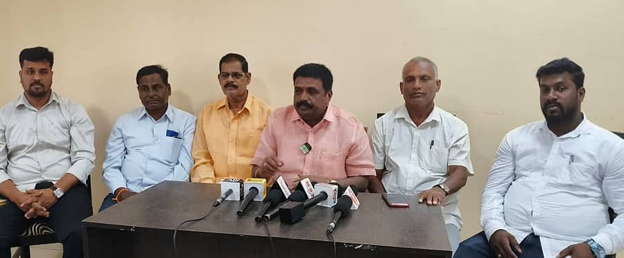 ದೊಡ್ಡಬಳ್ಳಾಪುರದಲ್ಲಿ ನಡೆದ ಪತ್ರಿಕಾಗೋಷ್ಠಿಯಲ್ಲಿ ಭಾರತೀಯ ಪರಿಶಿಷ್ಟ ಜಾತಿ ಹಾಗೂ ವರ್ಗಗಳ ದೌರ್ಜನ್ಯ ಸಮಿತಿ ಸದಸ್ಯ ಒಬದೇನಹಳ್ಳಿ ಕೆ.ಮುನಿಯಪ್ಪ ಮಾತನಾಡಿದರು