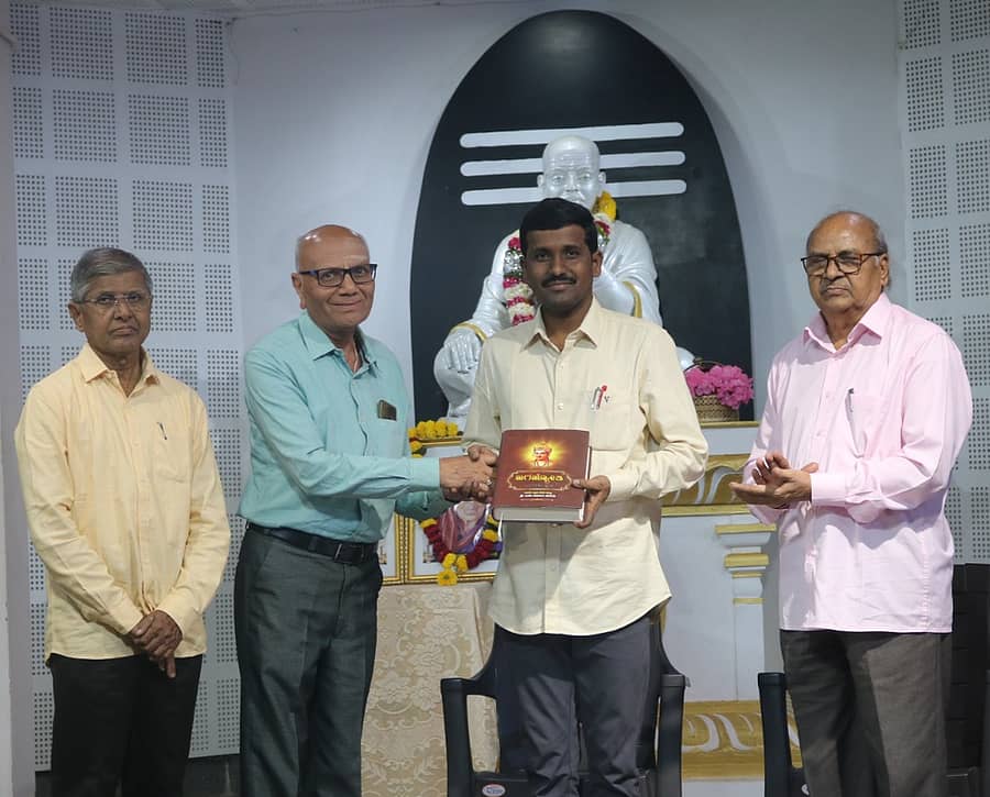 ಕಲಬುರಗಿಯ ಬಸವ ಸಮಿತಿಯಲ್ಲಿ ಆಯೋಜಿಸಿದ್ದ ಕಾರ್ಯಕ್ರಮದಲ್ಲಿ ವೀರಶೆಟ್ಟಿ ಗಾರಂಪಳ್ಳಿ ಅವರಿಗೆ ವೀರಣ್ಣ ದಂಡೆ, ಲಿಂಗಬಸವ ಪಾಟೀಲ ಪುಸ್ತಕ ನೀಡಿ ಗೌರವಿಸಿದರು