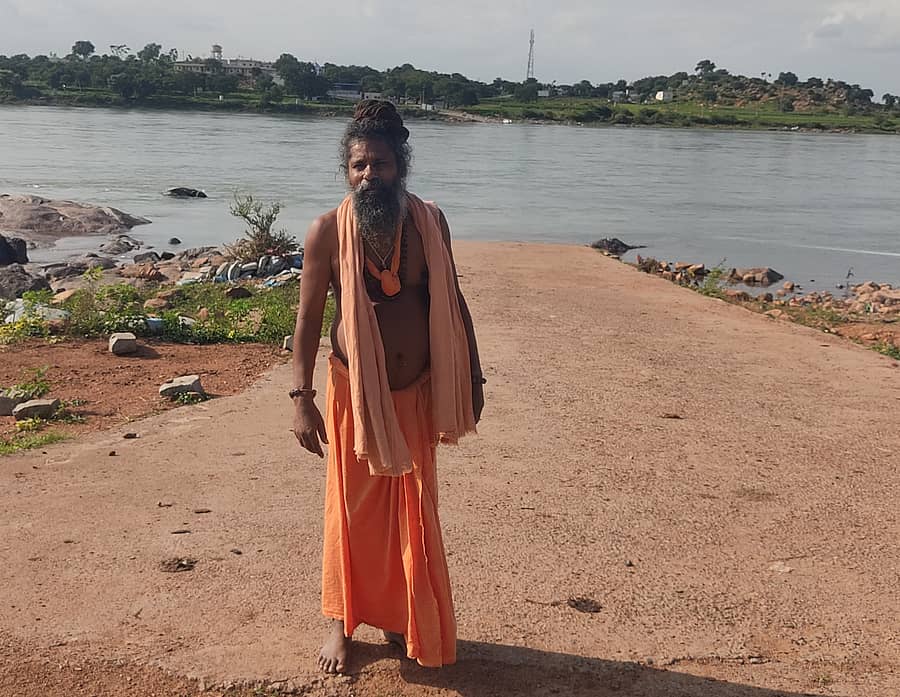 ವೀರಗೋಟ ಗ್ರಾಮದ ಆದಿ ಮೌನೇಶ್ವರದ ಅಡವಿಲಿಂಗ ಸ್ವಾಮೀಜಿ