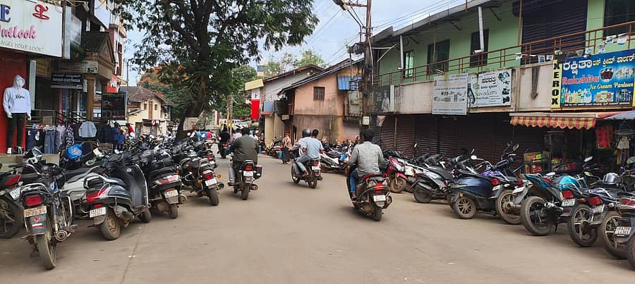 ಧಾರವಾಡದ ಲೈನ್‍ಬಜಾರ್‌ ರಸ್ತೆಯ ರಾಮಮಂದಿರ ಎದುರು ರಸ್ತೆಯಲ್ಲಿ ದ್ವಿಚಕ್ರ ವಾಹನಗಳನ್ನು ಅಡ್ಡಾದಿಡ್ಡಯಾಗಿ ನಿಲುಗಡೆ ಮಾಡಿದರುವುದು