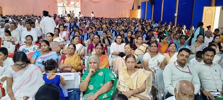 ಹೊಸಪೇಟೆಯಲ್ಲಿ ಭಾನುವಾರ ಬಸವ ಸಂಸ್ಕೃತಿ ಅಭಿಯಾನದ ಭಾಗವಾಗಿ ನಡೆದ ಸಂವಾದ ಕಾರ್ಯಕ್ರಮದಲ್ಲಿ ಪಾಲ್ಗೊಂಡಿದ್ದ ವಿದ್ಯಾರ್ಥಿಗಳು ಹಾಗೂ ಸಾರ್ವಜನಿಕರು  –ಪ್ರಜಾವಾಣಿ ಚಿತ್ರ/ ಲವ ಕೆ.
