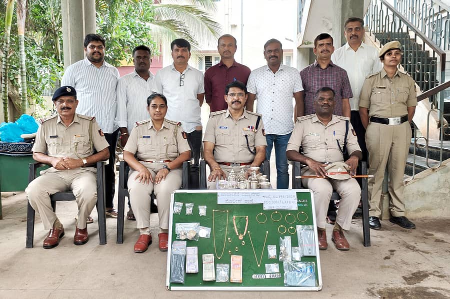 ದಾವಣಗೆರೆಯ ವಿದ್ಯಾನಗರ ಪೊಲೀಸರು ಅಂತರರಾಜ್ಯ ಕಳ್ಳರಿಂದ ವಶಪಡಿಸಿಕೊಂಡಿರುವ ₹ 15,37,800 ಮೌಲ್ಯದ ಸ್ವತ್ತನ್ನು ಪ್ರದರ್ಶಿಸಿದರು