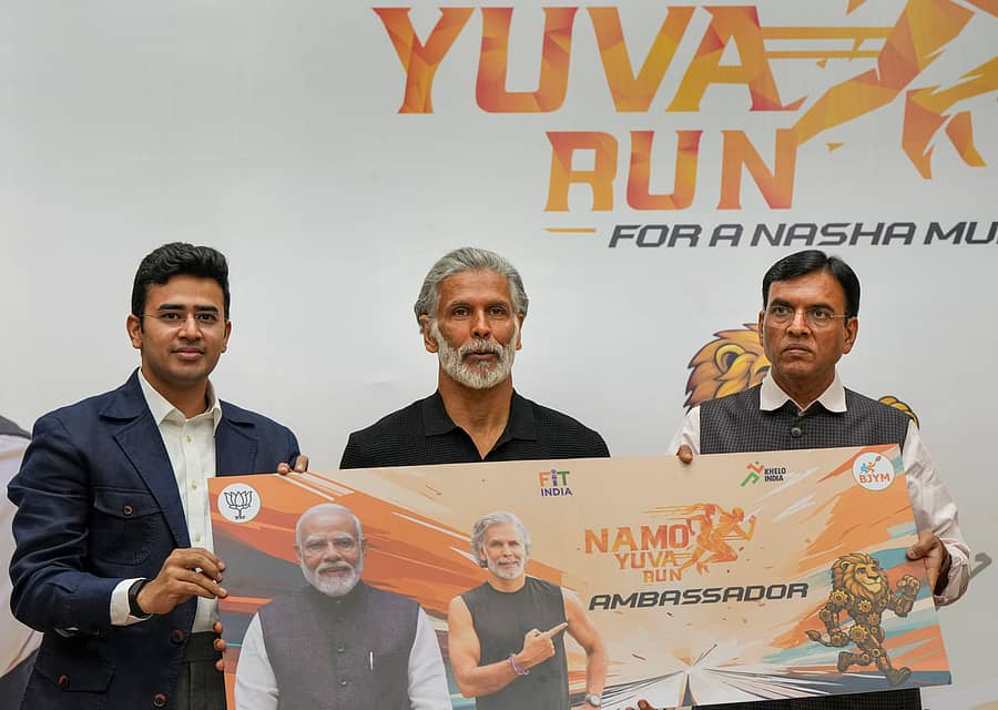<div class="paragraphs"><p>ಕೇಂದ್ರ ಕ್ರೀಡಾ ಸಚಿವ ಮನ್ಸುಖ್ ಮಾಂಡವೀಯ, ಬಿಜೆಪಿ ಯುವ ಮೋರ್ಚಾ ಅಧ್ಯಕ್ಷ ತೇಜಸ್ವಿ ಸೂರ್ಯ ಮತ್ತು ಅಭಿಯಾನದ ರಾಯಭಾರಿ, ನಟ ಮಿಲಿಂದ್ ಸೋಮನ್ ಅವರು ‘ನಮೋ ಯುವ ರನ್’ ಅಭಿಯಾನಕ್ಕೆ ಚಾಲನೆ ನೀಡಿದರು</p></div>