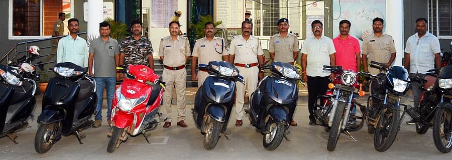 ಹರಿಹರ ನಗರ ಠಾಣೆ ಪೊಲೀಸ್ ಸಿಬ್ಬಂದಿ ಆರೋಪಿಗಳಿಂದ ವಶಪಡಿಸಿಕೊಂಡರುವ ಬೈಕ್‌ಗಳು