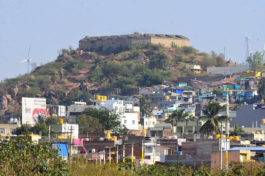 ಕಲ್ಲಿನಕೋಟೆ ಆವರಣದ ಬಂಧಿಖಾನೆವರೆಗೂ ಅನಧಿಕೃತ ಕಟ್ಟಡಗಳು ಆವರಿಸಿಕೊಂಡಿರುವುದು