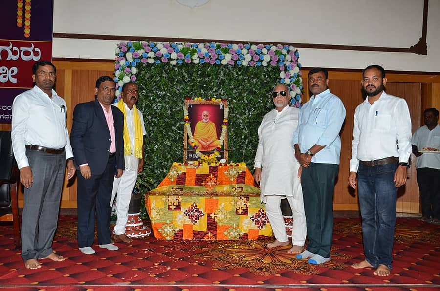 ಗದಗ ಜಿಲ್ಲಾಡಳಿತ ಭವನದಲ್ಲಿ ಭಾನುವಾರ ಬ್ರಹ್ಮರ್ಷಿ ನಾರಾಯಣ ಗುರುಗಳ ಜಯಂತ್ಯುತ್ಸವ ಆಚರಿಸಲಾಯಿತು