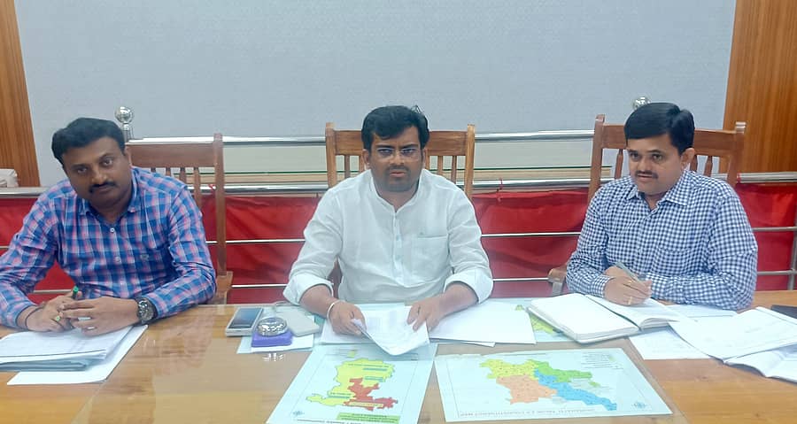 ಶಿರಹಟ್ಟಿಯ ತಹಶೀಲ್ದಾರ್‌ ಕಚೇರಿಯಲ್ಲಿ ನಡೆದ ವಿಪತ್ತು ನಿರ್ವಾಹಣ ಪ್ರಾಧಿಕಾರದ ಸಭೆಯಲ್ಲಿ ಶಾಸಕ ಡಾ.ಚಂದ್ರು ಲಮಾಣಿ ಕೃಷಿ ಅಧಿಕಾರಿಗಳ ಜೊತೆ ಚರ್ಚೆ ನಡೆಸಿದರು