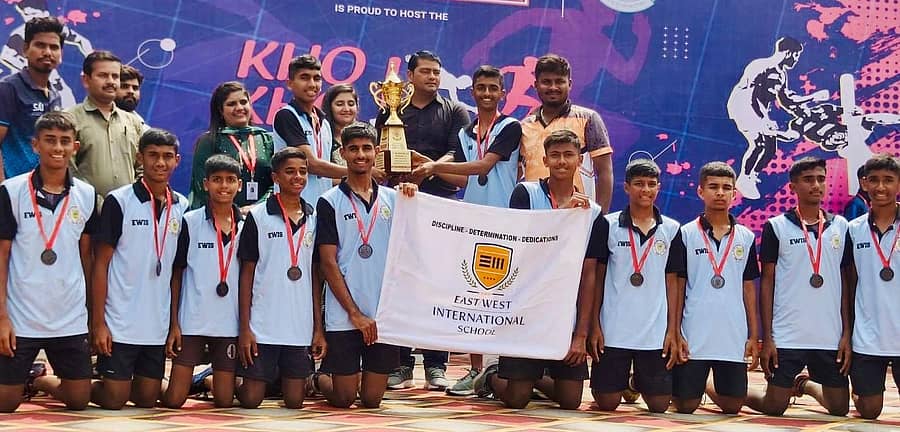 ಮೈಸೂರಿನ ಈಸ್ಟ್‌ ವೆಸ್ಟ್‌ ಅಂತರರಾಷ್ಟ್ರೀಯ ಶಾಲೆ ವಿದ್ಯಾರ್ಥಿಗಳು ಈಚೆಗೆ ಗುಜರಾತಿನಲ್ಲಿ ನಡೆದ ಸಿಬಿಎಸ್‌ಸಿ 19 ವರ್ಷದೊಳಗಿನವರ ರಾಷ್ಟ್ರೀಯ ಕೊಕ್ಕೊ ಟೂರ್ನಿಯಲ್ಲಿ 3ನೇ ಸ್ಥಾನ ಗಳಿಸಿ ಸಂಭ್ರಮಿಸಿದರು