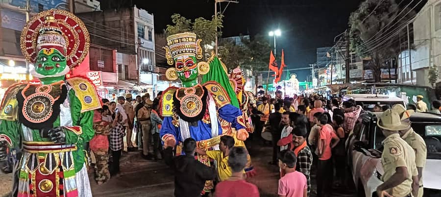 ಹರಿಹರದ ಸಾರ್ವಜನಿಕ ವಿನಾಯಕ ಸಂಘದ ಗಣೇಶ ವಿಸರ್ಜನಾ ಮೆರವಣಿಗೆಗೆ ಮೆರುಗು ನೀಡಿದ ಸಾಂಸ್ಕೃತಿಕ ಕಲಾತಂಡಗಳು