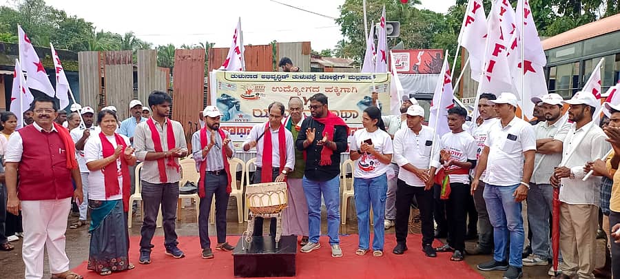 ಡಿವೈಎಫ್ಐ ದ.ಕ ಜಿಲ್ಲಾ ಸಮಿತಿ ನೇತೃತ್ವದಲ್ಲಿ ಹಮ್ಮಿಕೊಂಡಿರುವ ಯುವಜನ ಜಾಥಾಕ್ಕೆ ಬೆಳ್ತಂಗಡಿ ಬಸ್ ನಿಲ್ದಾಣದ ಬಳಿ ಹಿರಿಯ ರಂಗಕರ್ಮಿ ಸಂತೋಷ್ ಶೆಟ್ಟಿ ಹಿರಿಯಡ್ಕ ಚಾಲನೆ ನೀಡಿದರು