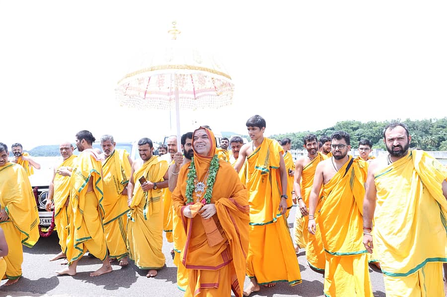 ಗೋಕರ್ಣದ ಅಶೋಕೆಯಲ್ಲಿ ಚಾತುರ್ಮಾಸ್ಯ ವ್ರತ ಪೂರ್ಣಗೊಂಡ ಬಳಿಕ ರಾಘವೇಶ್ವರ ಭಾರತಿ ಸ್ವಾಮೀಜಿ ಅವರು ಶಿಷ್ಯರೊಡನೆ ಗಂಗಾವಳಿ ನದಿ ತಟದಲ್ಲಿ ಸಂಚರಿಸಿದರು