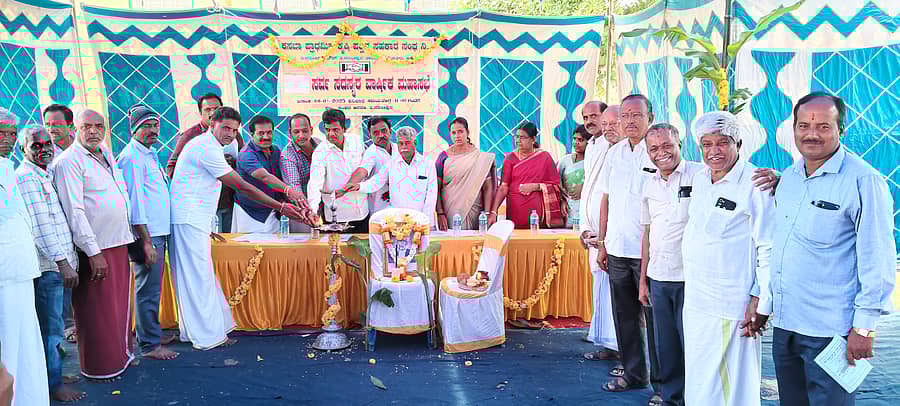 ತಿ..ನರಸೀಪುರ ಪಟ್ಟಣದಲ್ಲಿ ನಡೆದ ಕಸಬಾ ಪ್ರಾಥಮಿಕ ಕೃಷಿ ಪತ್ತಿನ ಸಹಕಾರ ಸಂಘದ ಸರ್ವ ಸದಸ್ಯರ ವಾರ್ಷಿಕ ಮಹಾಸಭೆಯನ್ನು ಸಂಘದ ಅಧ್ಯಕ್ಷ ಡಣಾಯಕನಪುರ ಮಲ್ಲಣ್ಣ ಉದ್ಘಾಟಿಸಿದರು.