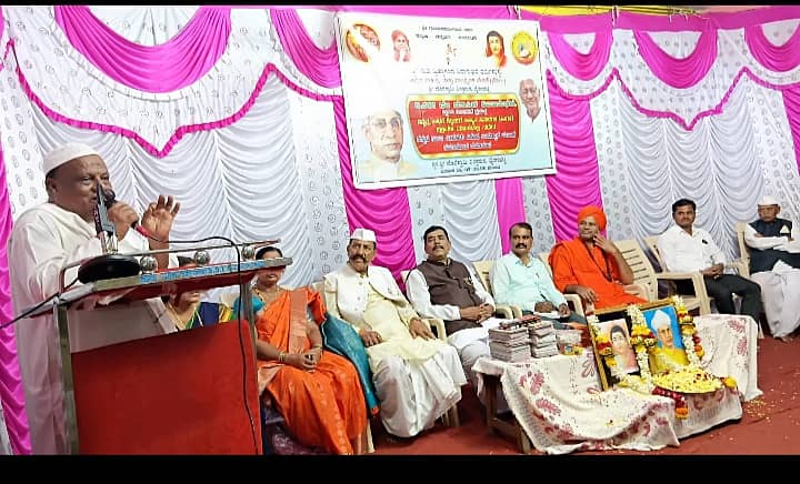 ನರಗುಂದ ತಾಲ್ಲೂಕಿನ ಭೈರನಹಟ್ಟಿಯ ದೊರೆಸ್ವಾಮಿ ವಿರಕ್ತಮಠದಲ್ಲಿ ನಡೆದ 374ನೇ ಮಾಸಿಕ ಶಿವಾನುಭವ ಹಾಗೂ ಶಿಕ್ಷಕಕರ ದಿನಾಚರಣೆಯಲ್ಲಿ ಪದ್ಮಶ್ರೀ ಪುರಸ್ಕೃತ ಎ.ಆಯ್. ನಡಕಟ್ಟಿನ ಮಾತನಾಡಿದರು