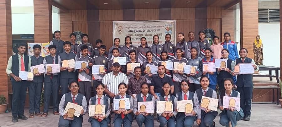 ಹುಣಸೂರು ನಗರದ ಶಾಸ್ತ್ರೀ ಗ್ಲೋಬಲ್‌ ಸ್ಕೂಲ್‌ ವಿದ್ಯಾರ್ಥಿಗಳು ಮೈಸೂರಿನಲ್ಲಿ ಭಾನುವಾರ ಮುಕ್ತಾಯಗೊಂಡ ಮೂರು ದಿನ ನಡೆದ ವಿದ್ಯಾಭಾರತಿ ವಿಜ್ಞಾನ ಸ್ಪರ್ಧೆಯಲ್ಲಿ 17 ವಿದ್ಯಾರ್ಥಿಗಳು ಪ್ರಶಸ್ತಿ ಪಡೆದು ಹೈದರಬಾದ್‌ ನಲ್ಲಿ ನಡೆಯಲಿರುವ ವಲಯ ಮಟ್ಟಕ್ಕೆ ಆಯ್ಕೆಗೊಂಡರು