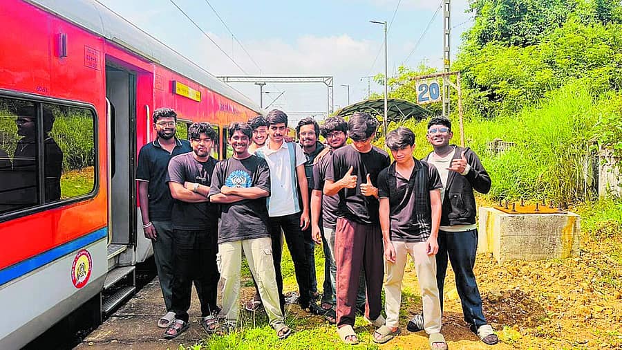 <div class="paragraphs"><p>ಬೆಂಗಳೂರಿನಿಂದ ಬಂದಿದ್ದ ವಿದ್ಯಾರ್ಥಿಗಳ ತಂಡ ರೈಲು ನಿಲ್ದಾಣದಲ್ಲಿ ತೆಗೆದ ಚಿತ್ರ</p><p></p></div>