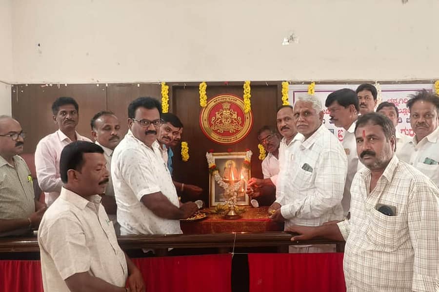 ಚನ್ನಗಿರಿಯ ತಾಲ್ಲೂಕು ಕಚೇರಿ ಸಭಾಂಗಣದಲ್ಲಿ ತಾಲ್ಲೂಕು ಆಡಳಿತದಿಂದ ಭಾನುವಾರ ನಡೆದ ಮಹರ್ಷಿ ನಾರಾಯಣ ಗುರು ಜಯಂತ್ಯುತ್ಸವ ಕಾರ್ಯಕ್ರಮವನ್ನು ತಹಶೀಲ್ದಾರ್ ಎನ್.ಜೆ. ನಾಗರಾಜ್ ಉದ್ಘಾಟಿಸಿದರು. ವೈ. ಗಂಗಾಧರ್, ತಿಪ್ಪೇಸ್ವಾಮಿ ಇದ್ದರು.