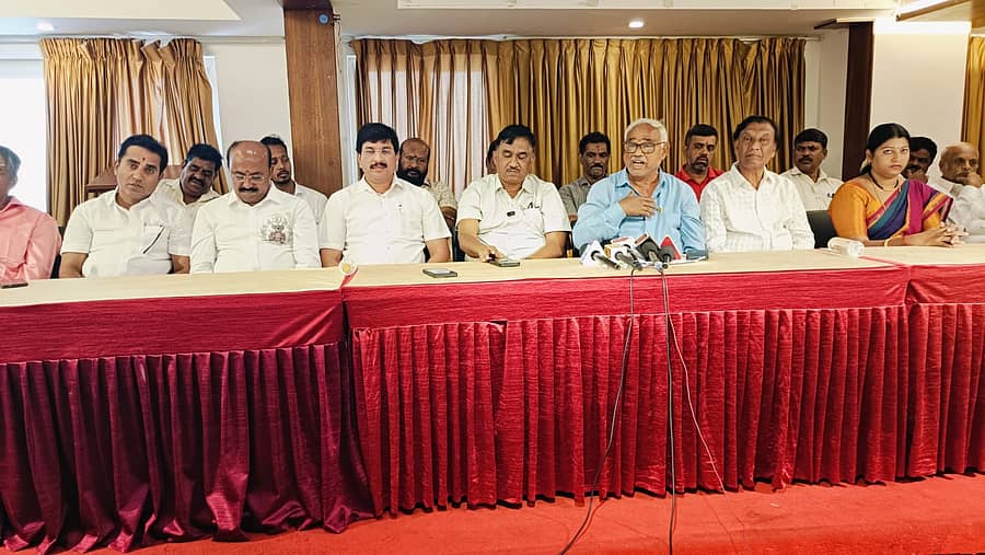 <div class="paragraphs"><p>ಮೈಸೂರಿನ ಸಿಪಾಯಿಗ್ರಾಂಡೆ ಹೋಟೆಲ್‌ನಲ್ಲಿ ಭಾನುವಾರ ಹಿಂದುಳಿದ ವರ್ಗಗಳ ಮುಖಂಡರ ಸಭೆ ನಡೆಯಿತು</p></div>