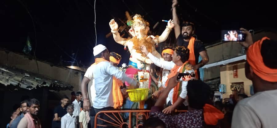 ಬೈಲಹೊಂಗಲ ತಾಲ್ಲೂಕಿನ ಸಂಪಗಾಂವದಲ್ಲಿ ಹಿಂದೂ, ಮುಸ್ಲಿಂರು ಸೌಹಾರ್ದತೆಯಿಂದ ಗಣೇಶೋತ್ಸವ ಆಚರಿಸಿ ಶನಿವಾರ ವಿಜೃಂಭಣೆಯಿಂದ ಗಣೇಶ ವಿಸರ್ಜನೆ ಮಾಡಿದರು