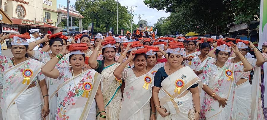 ಹೊಸಪೇಟೆಯಲ್ಲಿ ಭಾನುವಾರ ನಡೆದ ಬಸವ ಸಂಸ್ಕೃತಿ ಅಭಿಯಾನ ಮೆರವಣಿಗೆಯಲ್ಲಿ ವಚನ ಸಾಹಿತ್ಯದ ಕಟ್ಟುಗಳನ್ನು ತಲೆ ಮೇಲೆ ಸಾಗಿಸಲಾಯಿತು  –ಪ್ರಜಾವಾಣಿ ಚಿತ್ರ/ ಲವ ಕೆ.