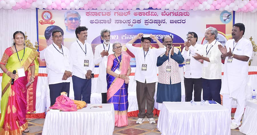 ಕಾರ್ಯಕ್ರಮದಲ್ಲಿ ಸಮ್ಮೇಳನದ ನಿಕಟಪೂರ್ವ ಅಧ್ಯಕ್ಷೆ ಪ್ರಭಾವತಿ ಎಸ್. ದೇಸಾಯಿ ಅವರು ನೀಡಿದ ಪುಸ್ತಕಗಳನ್ನು ಕವಿ ಕಾಶಿನಾಥ ಅಂಬಲಗೆ ಅವರು ತಲೆ ಮೇಲೆ ಹೊತ್ತಕೊಂಡು ಕಾರ್ಯಕ್ರಮಕ್ಕೆ ಚಾಲನೆ ನೀಡಿದರು