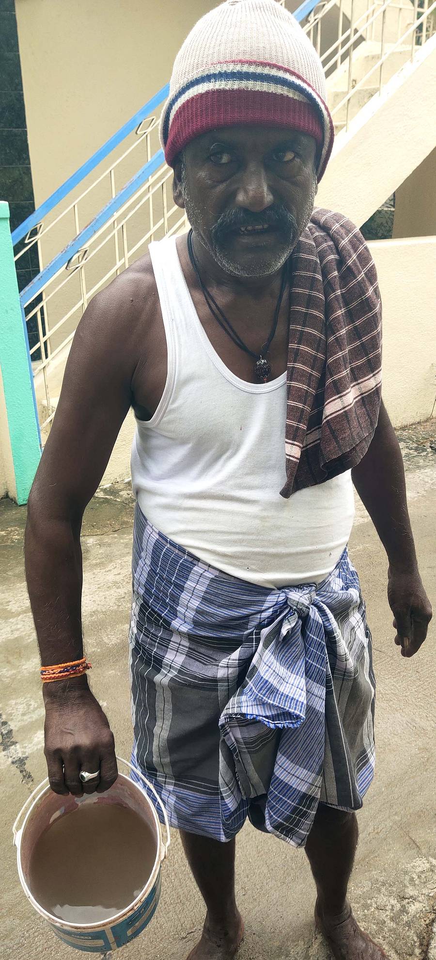 ಬಾಗೇಪಲ್ಲಿ ಪಟ್ಟಣದ ಸಂತೆಮೈದಾನದ ಶುದ್ಧ ಕುಡಿಯುವ ನೀರಿನ ಘಟಕದ ಪಕ್ಕದ ಬೀದಿಯ ಮನೆಗಳಿಗೆ ಸರಬರಾಜು ಆದ ಕಲುಷಿತ ನೀರನ್ನು ನಿವಾಸಿಯೊಬ್ಬರು ಪ್ರದರ್ಶಿಸಿದರು