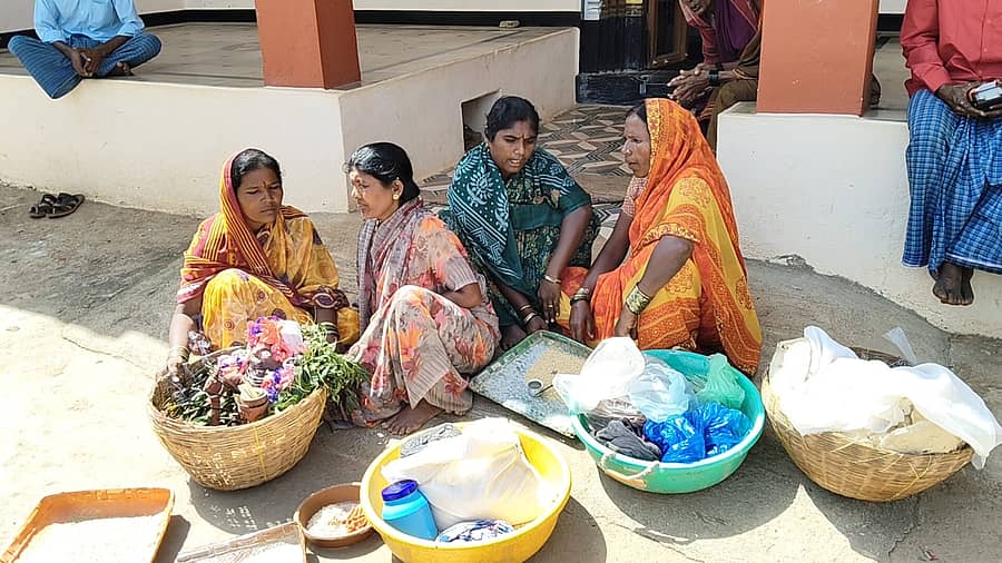ಕುಕನೂರು ತಾಲ್ಲೂಕಿನ ಇಟಗಿ ಗ್ರಾಮದಲ್ಲಿ ಜೋಕುಮಾರ ಸ್ವಾಮಿಯ ಹೊತ್ತ ಮಹಿಳೆಯರು