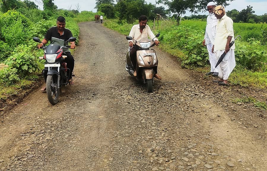 ಕಮಲನಗರ ತಾಲ್ಲೂಕಿನ ಖತಗಾಂವ ಗ್ರಾಮದಿಂದ ಮದನೂರ ಗ್ರಾಮಕ್ಕೆ ಸಂಪರ್ಕ ಕಲ್ಪಿಸುವ ಮುಖ್ಯ ರಸ್ತೆ ಹದಗೆಟ್ಟಿರುವುದು.