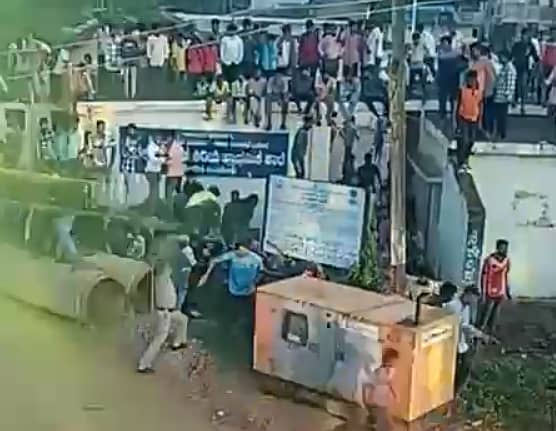 <div class="paragraphs"><p>ಗಣೇಶ ವಿಸರ್ಜನೆ ವೇಳೆ ಡಿ.ಜೆ ವಿಚಾರಕ್ಕೆ ಗಲಾಟೆ: ಲಾಠಿ ಬೀಸಿದ ಪೊಲೀಸರು</p></div>