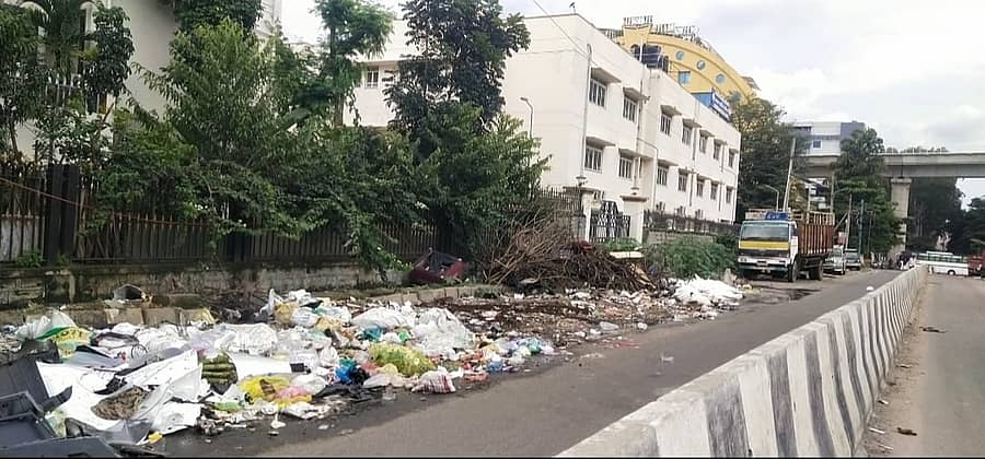 ಪಾದಚಾರಿ ಮಾರ್ಗದಲ್ಲಿ ಬಿದ್ದಿರುವ ಕಸದ ರಾಶಿ 