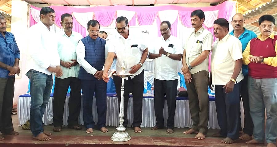 ನರಸಿಂಹರಾಜಪುರ ತಾಲ್ಲೂಕು ನಾಗರಮಕ್ಕಿ ಗ್ರಾಮದಲ್ಲಿ ಅಮ್ಮ ಫೌಂಡೇಷನ್ ವತಿಯಿಂದ ಭಾನುವಾರ ನಡೆದ ಆರೋಗ್ಯ ಉಚಿತ ತಪಾಸಣಾ ಶಿಬಿರಕ್ಕೆ ಯಡಗೆರೆ ಸುಬ್ರಹ್ಮಣ್ಯ ಚಾಲನೆ ನೀಡಿದರು. ಸುಧಾಕರ್ ಎಸ್.ಶೆಟ್ಟಿ ಭಾಗವಹಿಸಿದ್ದರು