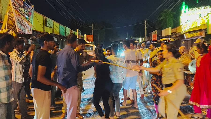 ಮದ್ದೂರು ಪಟ್ಟಣದ ಕೆಮ್ಮಣ್ಣು ನಾಲಾ ವೃತ್ತದ ಸಮೀಪದಲ್ಲಿರುವ ಮಸೀದಿ ಮುಂಭಾಗ ಭಾನುವಾರ ರಾತ್ರಿ ಧರಣಿ ನಡೆಸುತ್ತಿದ್ದ ಗಣೇಶ ವಿಸರ್ಜನಾ ಸಮಿತಿ ತಂಡದ ಸದಸ್ಯರು ಮತ್ತು ಅಲ್ಲಿ ನೆರೆದಿದ್ದ ಗುಂಪನ್ನು ಪೊಲೀಸರು ಚದುರಿಸಿದರು –ಪ್ರಜಾವಾಣಿ ಚಿತ್ರ