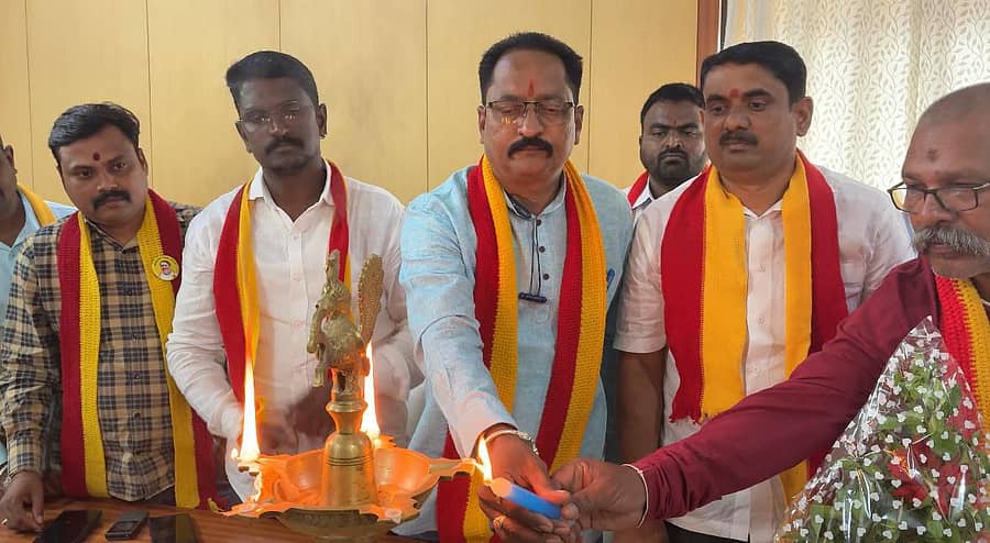 ಚಿಕ್ಕೋಡಿಯ ಲೋಕೋಪಯೋಗಿ ಪ್ರವಾಸಿ ಮಂದಿರದಲ್ಲಿ ಹಮ್ಮಿಕೊಂಡಿದ್ದ ಚಿಕ್ಕೋಡಿ ತಾಲ್ಲೂಕು ಮಟ್ಟದ ಕರವೇ ಪದಾಧಿಕಾರಿಗಳ ಸಭೆಯನ್ನು ಬೆಳಗಾವಿ ಜಿಲ್ಲಾ ಘಟಕದ ಉಪಾಧ್ಯಕ್ಷ ಗಣೇಶ ರೋಖಡೆ ಉದ್ಘಾಟಿಸಿದರು