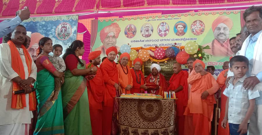 ನರಗುಂದದ ಪತ್ರಿವನ ಮಠದಲ್ಲಿ ಕಿಲ್ಲಾ ತೋರಗಲ್ ಗಚ್ಚಿನ ಹಿರೇಮಠದ ಚನ್ನಮಲ್ಲ ಶಿವಾಚಾರ್ಯರು ಗುರುಸಿದ್ದವೀರ ಶಿವಯೋಗಿ ಶಿವಾಚಾರ್ಯ ಅವರನ್ನು ಸನ್ಮಾನಿಸಿದರು 