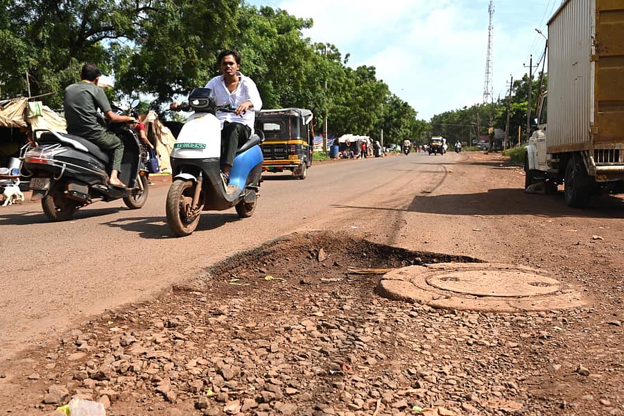 ಚೌಳಿ ಮುಖ್ಯರಸ್ತೆಯಲ್ಲಿ ಬಿದ್ದಿರುವ ಗುಂಡಿ ತಪ್ಪಿಸಿಕೊಂಡು ಸಂಚರಿಸುತ್ತಿರುವ ಬೈಕ್ ಸವಾರ