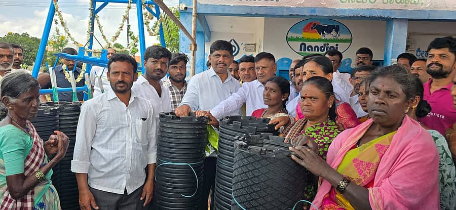 ಆನೇಕಲ್ ತಾಲ್ಲೂಕಿನ ಸಮಂದೂರು ಗ್ರಾಮದಲ್ಲಿ ದಾನಿಗಳ ರೈತರಿಗೆ ನೀಡಿದ ಮ್ಯಾಟ್ ಮತ್ತು ಹಾಲು ಉತ್ಪಾದಕರ ಸಂಘಕ್ಕೆ ಹಸುಗಳನ್ನು ಮೇಲೆತ್ತುವ ಸ್ಟ್ಯಾಂಡ್ನ್ನು ಬಮೂಲ್ ಅಧ್ಯಕ್ಷ ಡಿ.ಕೆ.ಸುರೇಶ್ ವಿತರಿಸಿದರು