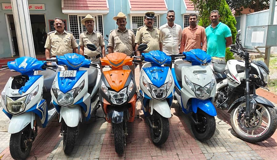 ಬಿಡದಿ ಠಾಣೆ ಪೊಲೀಸರು ವಾಹನ ಕಳ್ಳರಿಂದ ವಶಪಡಿಸಿಕೊಂಡಿರುವ ದ್ವಿಚಕ್ರ ವಾಹನಗಳು