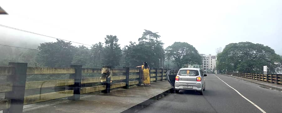 ಸುಬ್ರಹ್ಮಣ್ಯದ ಕುಮಾರಧಾರ ನದಿಯ ಸೇತುವೆಯಿಂದ ಕಸ ಎಸೆದ ವ್ಯಕ್ತಿ