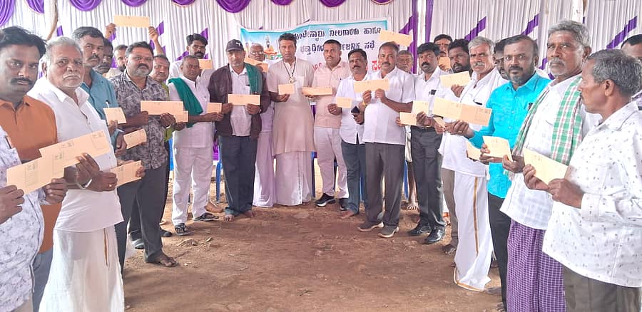 ಮಳವಳ್ಳಿ ತಾಲ್ಲೂಕಿನ ಬಿ.ಜಿ.ಪುರದ ಮಂಟೇಸ್ವಾಮಿ ಮಠದಲ್ಲಿ ಬಿ.ಪಿ. ಭರತ್ ರಾಜೇ ಅರಸು ನೇತೃತ್ವದಲ್ಲಿ ಪ್ರಾಧಿಕಾರ ರಚನೆ ವಿರೋಧಿಸಿ ನೀಲಗಾರರು ಹಾಗೂ ಭಕ್ತರು ಅಂಚೆ ಪತ್ರ ಚಳವಳಿ ನಡೆಸಿದರು