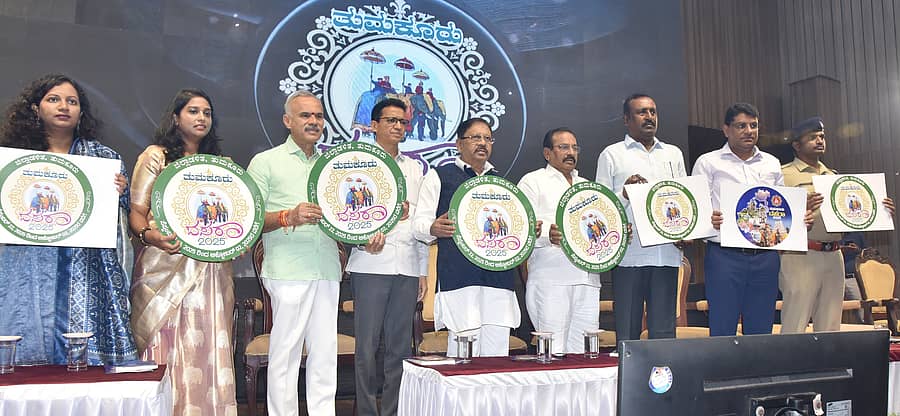 <div class="paragraphs"><p>ತುಮಕೂರಿನಲ್ಲಿ ಸೋಮವಾರ ಜಿಲ್ಲಾ ಉಸ್ತುವಾರಿ ಸಚಿವ ಜಿ.ಪರಮೇಶ್ವರ ‘ತುಮಕೂರು ದಸರಾ’ ಲಾಂಛನ ಬಿಡುಗಡೆಗೊಳಿಸಿದರು.</p></div>