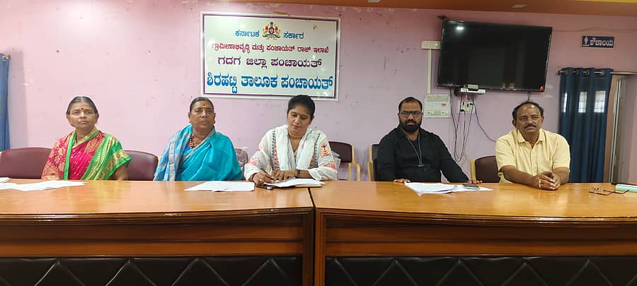 ಶಿರಹಟ್ಟಿಯ ತಾಲ್ಲೂಕು ಪಂಚಾಯ್ತಿಯ ಸಭಾಭವನದಲ್ಲಿ ಪಟ್ಟಣ ಪಂಚಾಯ್ತಿಯ ಸಾಮಾನ್ಯ ಸಭೆ ಸೋಮವಾರ ನಡೆಯಿತು.