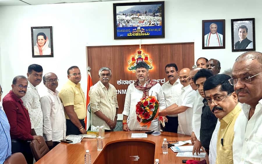 ರಾಜ್ಯ ಗುತ್ತಿಗೆದಾರರ ಸಂಘದ ಪದಾಧಿಕಾರಿಗಳು ಡಿ.ಕೆ. ಶಿವಕುಮಾರ್ ಅವರನ್ನು ಭೇಟಿ ಮಾಡಿ ಚರ್ಚಿಸಿದರು