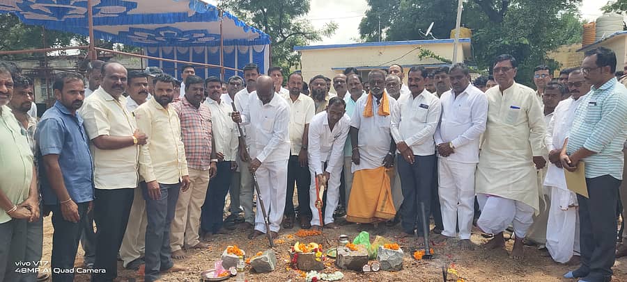 ಮುದಗಲ್ ಸಮುದಾಯ ಆರೋಗ್ಯ ಕೇಂದ್ರದಲ್ಲಿ ಆಸ್ಪತ್ರೆ ಕಟ್ಟಡ ನಿರ್ಮಾಣ ಕಾಮಗಾರಿಗೆ ಶಾಸಕ ಮಾನಪ್ಪ ವಜ್ಜಲ್ ಚಾಲನೆ ನೀಡಿದರು