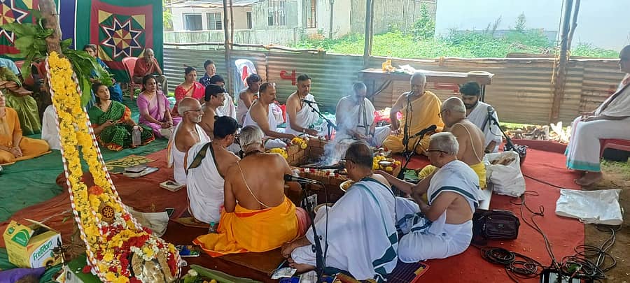 ಮೈಸೂರಿನ ವಾಣಿವಿಲಾಸ ಮೊಹಲ್ಲಾದ 8ನೇ ಕ್ರಾಸ್‌ನಲ್ಲಿ  ‘ಶ್ರೀಪ್ರಸನ್ನ ವಿದ್ಯಾಗಣಪತಿ ಮಹೋತ್ಸವ ಚಾರಿಟಬಲ್‌ ಟ್ರಸ್ಟ್‌’ ಆಯೋಜಿಸಿದ್ದ 64ನೇ ಪಾರಂಪರಿಕ ಸಂಗೀತೋತ್ಸವದ ಕಡೇ ದಿನ ಸೋಮವಾರ ಚಳ್ಳಕೆರೆ ಶ್ರೀನಿವಾಸ ಹಾಗೂ ವೇಣುಗೋಪಾಲ್ ಅವರಿಂದ ಪವಮಾನ ಹೋಮ ನಡೆಯಿತು 