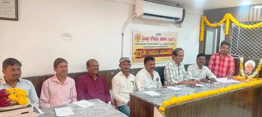 ಸಿಂಧನೂರಿನಲ್ಲಿ ನಡೆದ ಸಭೆಯಲ್ಲಿ ಶ್ರೀಚಕ್ರ ಸೌಹಾರ್ದ ಸಹಕಾರಿಯ ಅಧ್ಯಕ್ಷ ಡಿ.ವಿ.ಬಿ.ರಂಗರಾಜು ಮಾತನಾಡಿದರು 