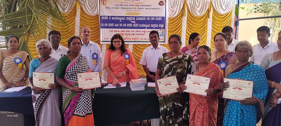 ಚಾಮರಾಜನಗರ ತಾಲ್ಲೂಕಿನ ಕೂಡ್ಲೂರು ಗ್ರಾಮ ಪಂಚಾಯಿತಿಯ ಬೂದಿತಿಟ್ಟು ಗ್ರಾಮದ ಸರ್ಕಾರಿ ಹಿರಿಯ ಪ್ರಾಥಮಿಕ ಶಾಲಾ ಆವರಣದಲ್ಲಿ ಸೋಮವಾರ ಅಂತರ ರಾಷ್ಟ್ರೀಯ ಸಾಕ್ಷರತಾ ದಿನಾಚರಣೆ ಹಾಗೂ ಸಾಕ್ಷರತಾ ಸಪ್ತಾಹದಲ್ಲಿ ಸಾಕ್ಷರರಿಗೆ ಪ್ರಮಾಣ ಪತ್ರ ವಿತರಿಸಲಾಯಿತು