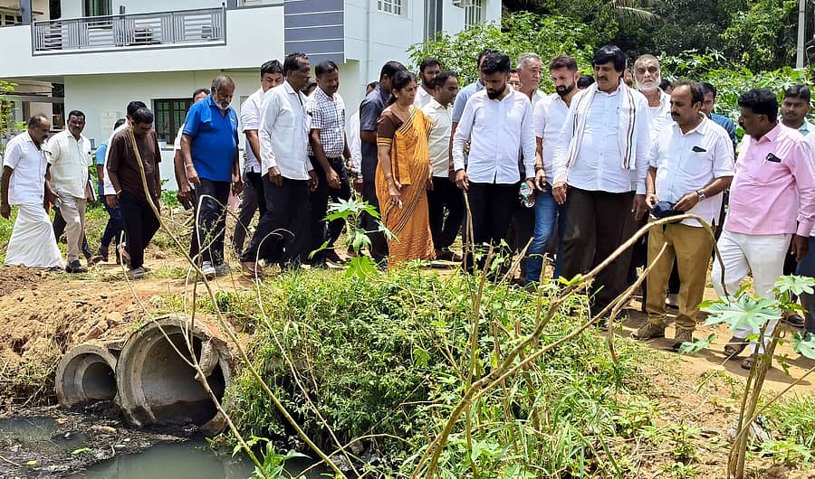 ಚನ್ನಪಟ್ಟಣ ನಗರಸಭಾ ವ್ಯಾಪ್ತಿಯ ವಾರ್ಡುಗಳಲ್ಲಿ ಶಾಸಕ ಸಿ.ಪಿ.ಯೋಗೇಶ್ವರ್ ನಗರ ಸಂಚಾರ ನಡೆಸಿ ವಾರ್ಡುಗಳಲ್ಲಿರುವ ಸ್ಥಳೀಯ ಸಮಸ್ಯೆಗಳನ್ನು ವೀಕ್ಷಿಸಿದರು. ನಗರಸಭಾ ಅಧ್ಯಕ್ಷ ವಾಸಿಲ್ ಆಲಿಖಾನ್, ಇತರರು ಹಾಜರಿದ್ದರು