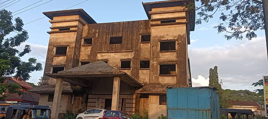 ಬಂಟ್ವಾಳದಲ್ಲಿ ಅನುದಾನ ಕೊರತೆ ನೆಪದಲ್ಲಿ ಕಾಮಗಾರಿ ಪೂರ್ಣಗೊಳ್ಳದೆ ಪಾಳು ಬಿದ್ದಿರುವ ‘ಪಂಜೆ ಮಂಗೇಶರಾಯ ಭವನ’